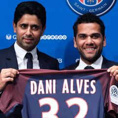 Dani Alves se presenta con el PSG y le pide perdón a Guardiola