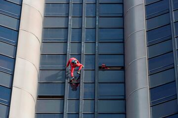 El escalador de rascacielos Alain Robert, conocido como el Spiderman francés, asciende por la fachada de la torre Montparnasse, de 210 metros de altura, en la capital francesa. Robert comenzó su andadura a los 11 años de edad, cuando trepó hasta su casa, en un octavo piso, porque se había olvidado las llaves dentro.