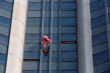 El escalador de rascacielos Alain Robert, conocido como el Spiderman francés, asciende por la fachada de la torre Montparnasse, de 210 metros de altura, en la capital francesa. Robert comenzó su andadura a los 11 años de edad, cuando trepó hasta su casa, en un octavo piso, porque se había olvidado las llaves dentro.