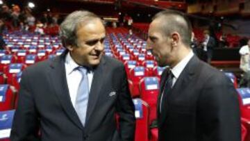 Platini conversa con Ribery.