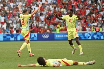 Spain's forward #09 Abel Ruiz (L) and Spain's forward #18 Samu Omorodion celebrate their victory over Morroco at the end of the men's semi-final football match between Morocco and Spain of the Paris 2024 Olympic Games at the Marseille Stadium in Marseille on August 5, 2024. (Photo by Sylvain THOMAS / AFP)