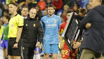 Cristian Álvarez se retira lesionado el pasado domingo.