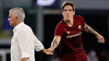 Mourinho y Zaniolo se dan la mano durante un partido.