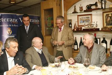 Federico Martín Bahamontes con Alfredo Di Stefano, Pachín y Santamaría, leyendas del Real Madrid en Casa Juan.