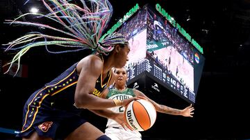 La larga y colorida cabellera que ilustra esta imagen pertenece a Aliyah Boston, la pívot de las Indiana Fever que camina con paso firme rumbo a ganar el premio de Rookie del Año de esta temporada en la WNBA. Su equipo se impuso a las Storm en el Climate Pledge Arena de Seattle por un cómodo resultado de 80 a 68.