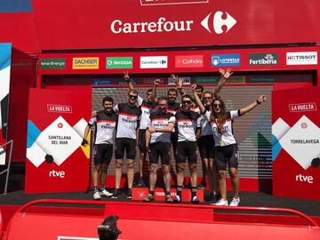 Los periodistas invitados por Tissot posan en el podio de Torrelavega tras concluir con éxito la crono de la Vuelta a España.