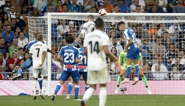 Parada de Diego López tras un remate con la cabeza de Sergio Ramos.