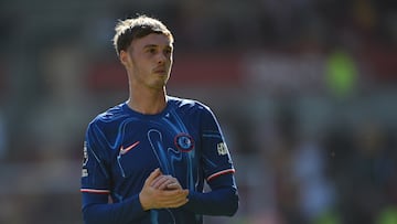 BRENTFORD (United Kingdom), 06/04/2025.- Chelseas Cole Palmer applauds their fans at full time during the English Premier League soccer match between Brentford FC and Chelsea FC, in Brentford, Britain, 06 April 2025. (Reino Unido) EFE/EPA/DANIEL HAMBURY EDITORIAL USE ONLY. No use with unauthorized audio, video, data, fixture lists, club/league logos, 'live' services or NFTs. Online in-match use limited to 120 images, no video emulation. No use in betting, games or single club/league/player publications.