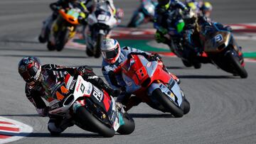 Canet tirando delante de González en Moto2.