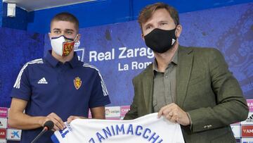 El director deportivo Lalo Arantegu&iacute; posa junto a Luca Zanimacchia en la presentaci&oacute;n de este &uacute;ltimo.