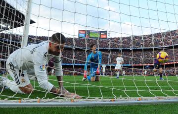 Reacción de Sergio Ramos y Courtois después del gol 1-0 de Coutinho 