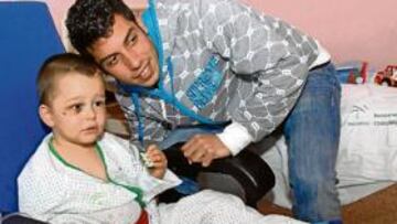 La plantilla se volco con los niños enfermos en su visita al Hospital Puerta del Mar