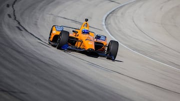 Alonso con el McLaren de la Indy 500 en Texas.