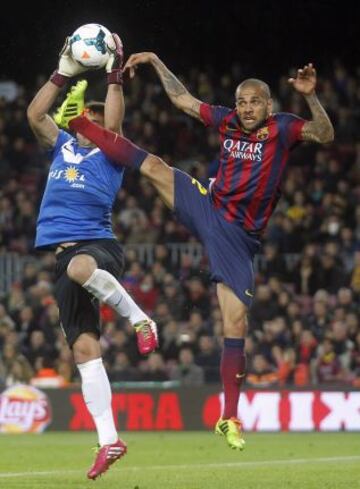 Dani Alves ante Esteban.