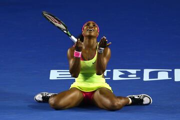 Comenzaba un nuevo año de ensueño para Serena Williams. Otro de los mejores años para la tenista norteamericana. Al igual que sucedió en 2002, Serena consiguió en 2015 lograr tres Grand Slams consecutivos. Aunque este año hubo una diferencia con lo sucedido 13 años atrás. Williams logró, a diferencia de la anterior ocasión, el Open de Australia, venciendo por 6-3, 7-6 a María Sharápova.