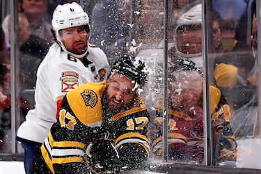 Boston Bruins y Florida Panthers protagonizaron un emocionante y disputado partido en la NHL en el que por momentos saltaron chispas. Como esta acción en la que el jugador de los Panthers Colin White (6) empuja contra  el cristal a Nick Foligno (17) en el TD Garden de Boston (Massachusetts). El resultado final: 5-3 para los locales. 
