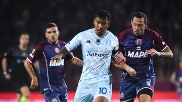 Roger Martínez durante un partido entre Lanús y Racing.