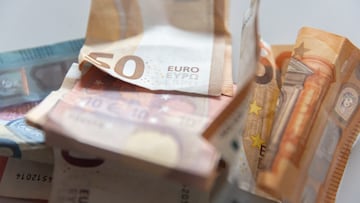 Varios billetes en una mesa, a 9 de enero de 2024, en Madrid (España). Durante el 2023, el 65% de la población hizo uso del efectivo para el pago principal de compras en comercios físicos en España, según revela una de las principales conclusiones del 'Estudio sobre hábitos en el uso del efectivo' de 2023, elaborado por el Banco de España. El estudio detalla que su demanda está condicionada por varios factores: la disponibilidad de medios de pago alternativos, las preferencias de uso, la facilidad de acceso y el grado de aceptación.
09 ENERO 2024;MADRID;DINERO;EFECTIVO;PAGOS COMERCIOS
Eduardo Parra / Europa Press
09/01/2024