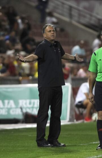 El entrenador del Granada CF Joaquín Caparrós durante el partido de la tercera jornada de Liga en Primera División que Granada y Villarreal 