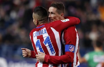 Correa y Torres celebran un gol al Güijuelo.