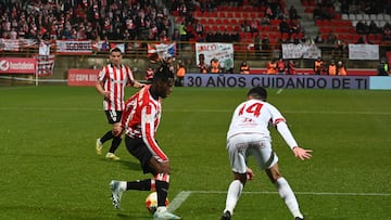 LEÓN, 13/01/2026.- El delantero del Athletic Club, Nico Williams (i), con el balón ante el centrocampista de la Cultural Leonesa, Bicho, durante el encuentro correspondiente a los octavos de final de la Copa del Rey que disputan hoy martes la Cultural Leones y Athletic Club en el estadio Reino de León. EFE / J. Casares.