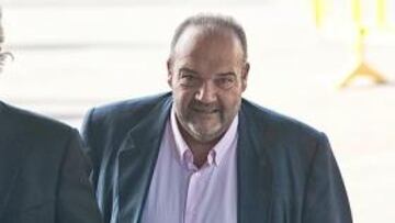 La Junta no despide a Oliver y, además, le sube el sueldo