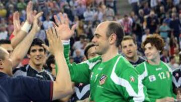 El capit&aacute;n del Atl&eacute;tico de Madrid, Jos&eacute; Javier Hombrados, celebra la victoria en la final de la Copa del Rey de Balonmano.