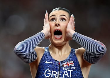 La británica Amy Hunt reacciona tras ganar la medalla de plata tras la final 200 m femenino.
