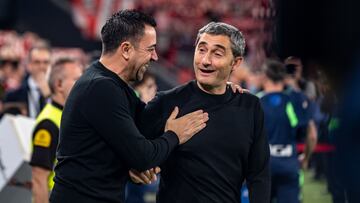 BILBAO, 12/03/2023.- Los técnicos del Athletic Club, Ernesto Valverde (d) y del FC Barcelona, Xavi Hernández, se saludan antes del inicio del encuentro correspondiente a la jornada 25 de primera división que disputan hoy domingo en el estadio de San Mamés, en Bilbao. EFE / Luis Tejido.
