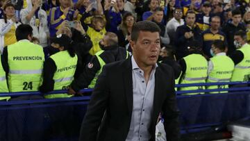 Boca Juniors' team coach Sebastian Battaglia enters the field before the Argentine Professional Football League match against Arsenal at La Bombonera stadium in Buenos Aires, on April 2, 2022. (Photo by ALEJANDRO PAGNI / AFP)