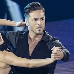 David Bustamante saca a bailar por sorpresa a Yana Olina en uno de sus conciertos