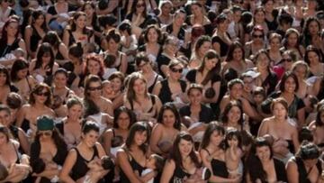 Miles de mujeres argentinas han salido a la calle para reclamar su derecho a dar de mamar a sus hijos en la v&iacute;a p&uacute;blica.
 Twitter