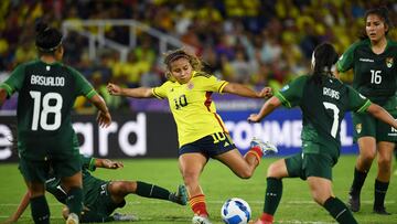 Colombia's Leicy Santos (C) kicks the ball during their Women's Copa America 2022 first round football match against Bolivia at Pascual Guerrero Stadium in Cali, Colombia, on July 11, 2022. (Photo by Juan BARRETO / AFP)