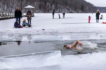 Un valiente e intrpido nadador bracea como si tal cosa en las glidas aguas de un lago cerca de la localidad de Vilna, capital de Lituania, enfrentndose a temperaturas de -5 grados. La natacin en aguas heladas es algo tpico en Lituania en esta poca del a?o. No en vano se le conoce como el pas de los ros y los lagos debido a su gran nmero. 