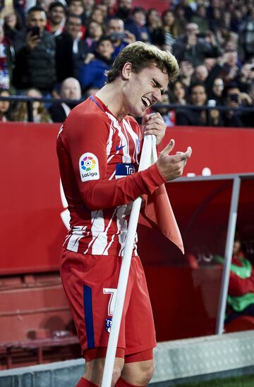 El jugador del Atlético de Madrid, Griezmann, se puso a cantar en el banderín de córner para celebrar un gol al Sevilla durante el partido de LaLiga. 

 