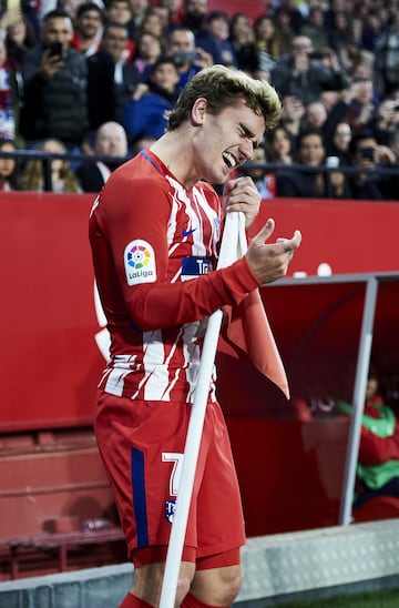 El jugador del Atltico de Madrid, Griezmann, se puso a cantar en el bandern de crner para celebrar un gol al Sevilla durante el partido de LaLiga. 

 