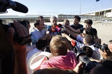 Declaraciones a la prensa de ?ngel Mar¨ªa Villar tras salir de la prisi¨®n de Soto del Real.