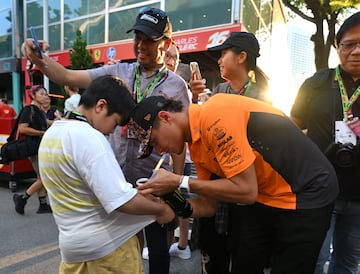 Lando Norris firmando autógrafos. 