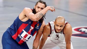 GRAF2512. VITORIA, 26/03/2021.- El base estadounidense del Baskonia Pierriá Henry (i) bromea con el escolta estadounidense del Olimpia Milano de Milán (Italia) Shavon Shields, en un momento del partido correspondiente a la jornada 31 de la Euroliga de baloncesto disputado este viernes en el pabellón Fernando Buesa de Vitoria. EFE/David Aguilar