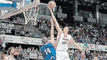 <b>MUY POR ENCIMA. </b>Jordi Trías encesta en bandeja frente a Houska. La defensa checa no pudo frenar el huracán español.