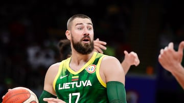 Manila (Philippines), 25/08/2023.- Jonas Valanciunas of Lithuania in action during the FIBA Basketball World Cup 2023 group stage match between Egypt and Lithuania in Manila, Philippines, 25 August 2023. (Baloncesto, Egipto, Lituania, Filipinas) EFE/EPA/FRANCIS R. MALASIG
