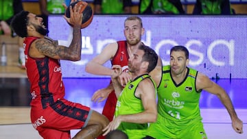 GRAF9521. FUENLABRADA (MADRID), 14/11/2020.- El escolta estadounidense del Casademont Zaragoza, DJ Seeley (i) lanza a canasta ante el escolta Álex Urtasun (c), durante el partido de la Liga Endesa que se disputa este sábado en el Pabellón Fernando Martín. EFE/Emilio Naranjo