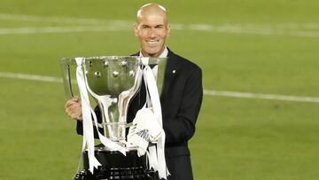Zinedine Zidane, entrenador del Real Madrid, con el trofeo de campeón de LaLiga Santander 2019-2020.