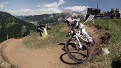 Höll y Goldstone, maillots arcoíris del descenso