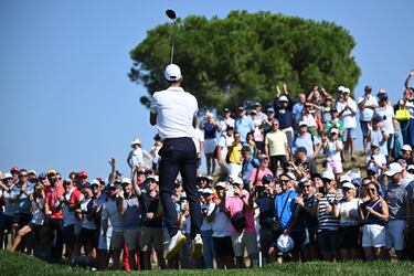 El tenista serbio Novak Djokovic reacciona ante el público después de que su drive llegase al green desde el hoyo 16.