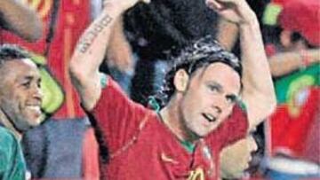 <b>COMUNIÓN. </b>Maniche celebraba con la hinchada su gol a Polonia.