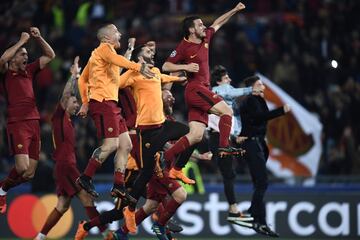 El Roma festejó la clasificación tras el final del partido.