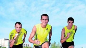 <b>ESCUDEROS. </b>Roberto Sotomayor (izda.) y Javier Arreo, las dos 'liebres', escoltan a Arturo Casado en la pista de Moratalaz donde se entrenan.