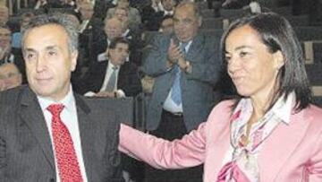 <b>ELEGANTE FINAL DE LOS CANDIDATOS</b>. Mercedes Coghen fue la primera en felicitar a Alejandro Blanco por su victoria. El protocolo les había colocado en butacas contiguas y entre ellos, en todo momento, no hubo ni un mal