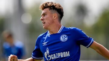 El joven estadounidense de 19 a&ntilde;os realiz&oacute; su debut como profesional con Schalke 04 contra el Borussia M&ouml;nchengladbach. Disput&oacute; 81 minutos.